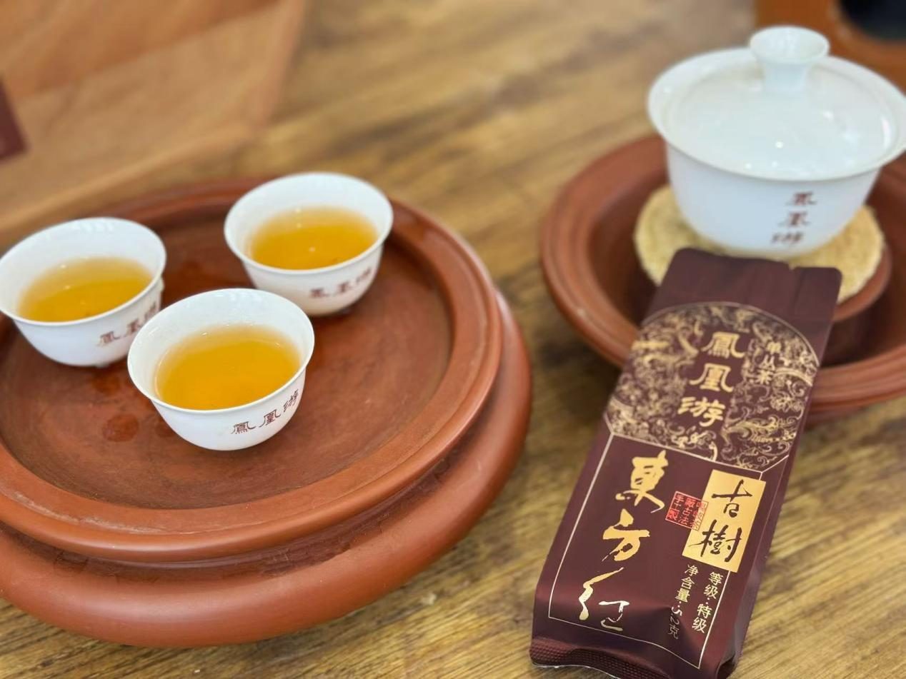 Phoenix Dan Cong brewed gongfu style in a white porcelain gaiwan